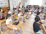 写真：1年タブレット学習の様子2