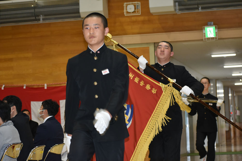 写真：校旗入場