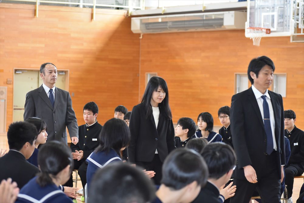 写真:新任職員を拍手で迎え入れる生徒	