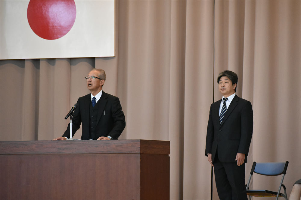 写真:校長による新任職員の紹介