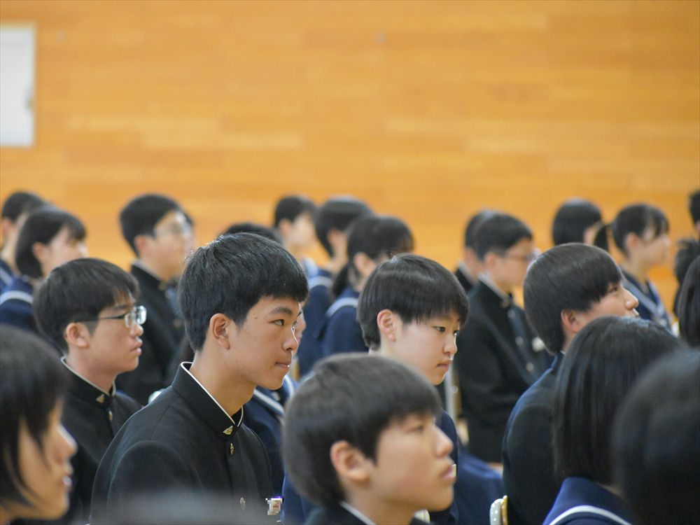 写真：担任発表などを聞く生徒