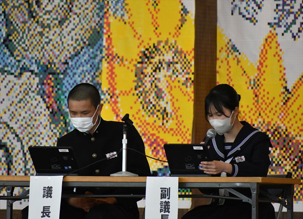 写真:会を進行する議長団