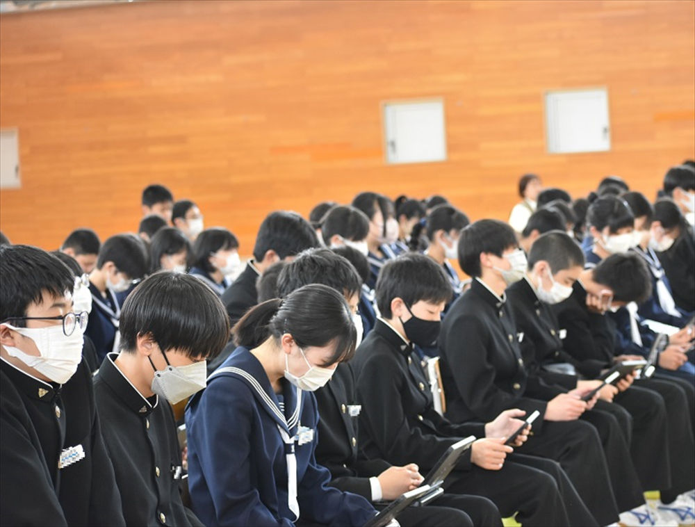 写真：各委員会の説明を聴く生徒