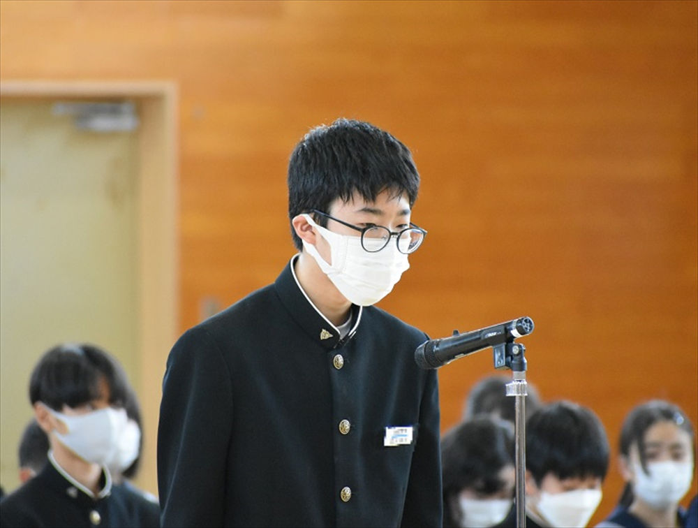 写真:代表質問をする生徒