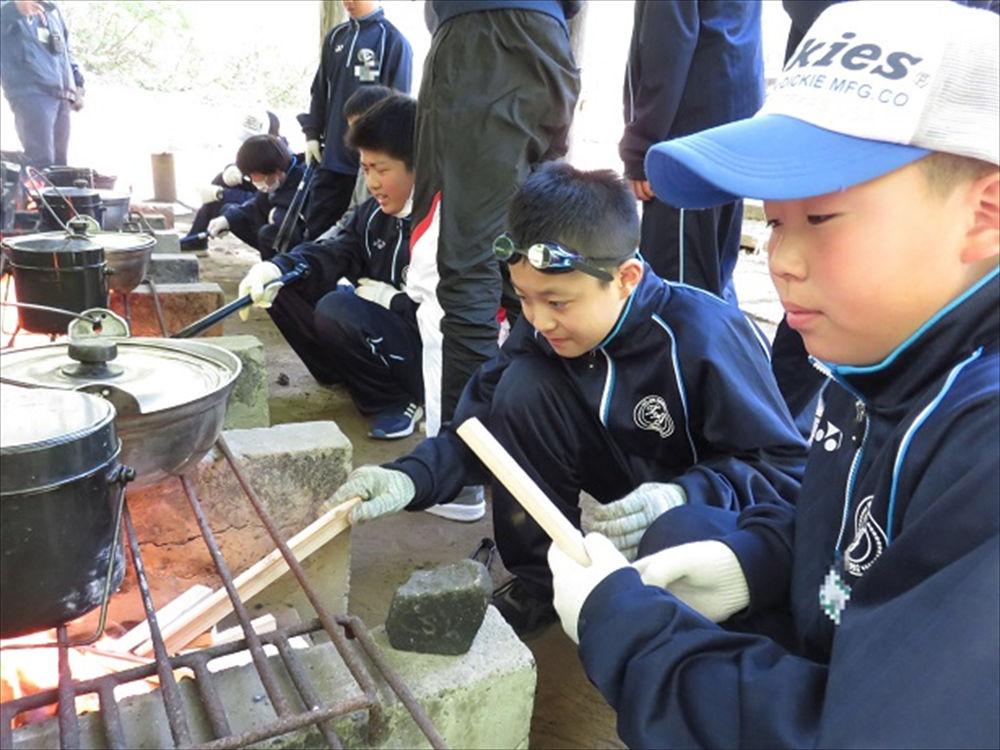 写真:1年宿泊学習2日目野外炊飯の様子1