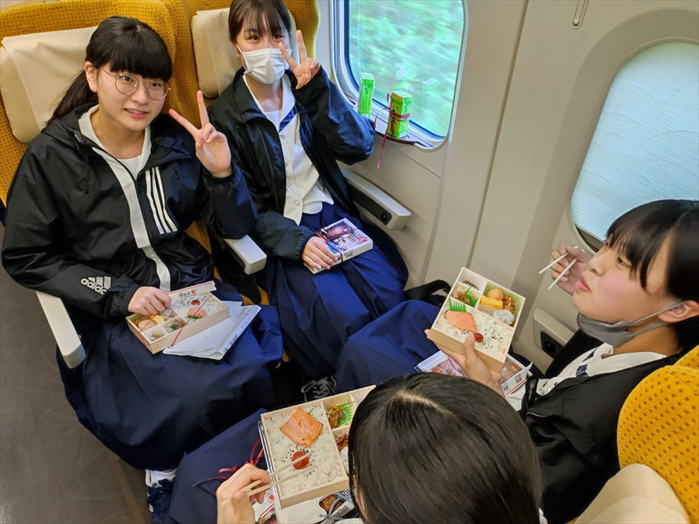 写真:新幹線内での様子	