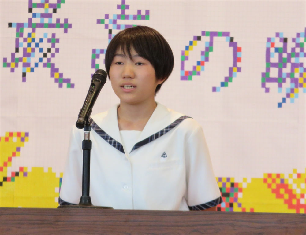 写真:大会結果を報告するソフトテニス部
