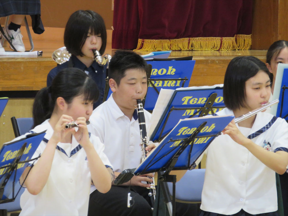 写真:演奏する吹奏楽部1