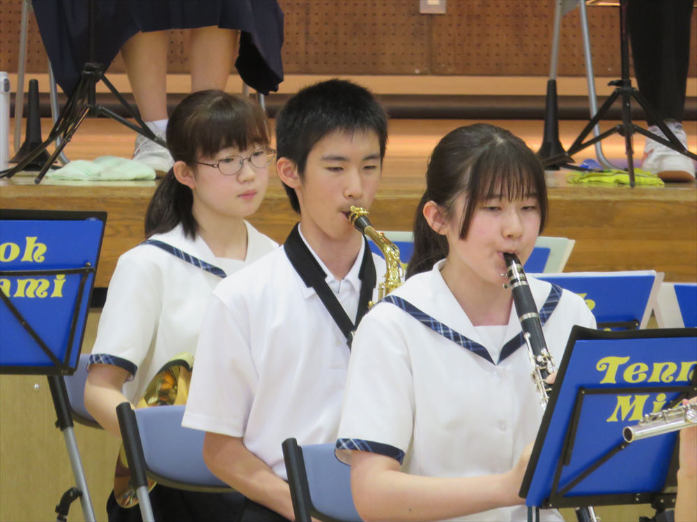 写真:演奏する吹奏楽部2