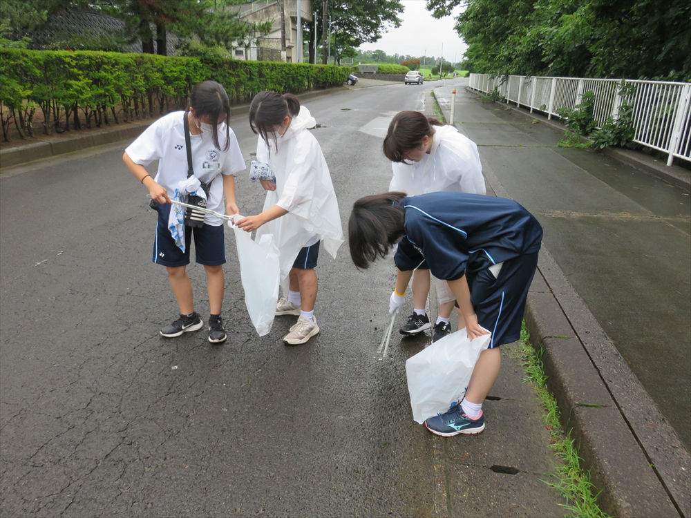 写真:地域を清掃する1年生2