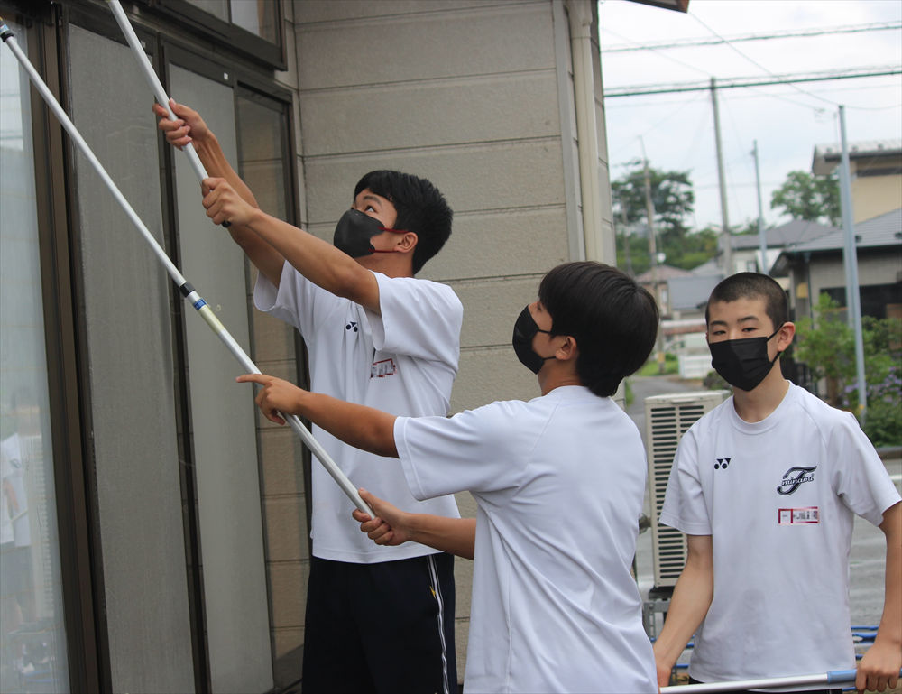 写真:地域施設を清掃する3年生2