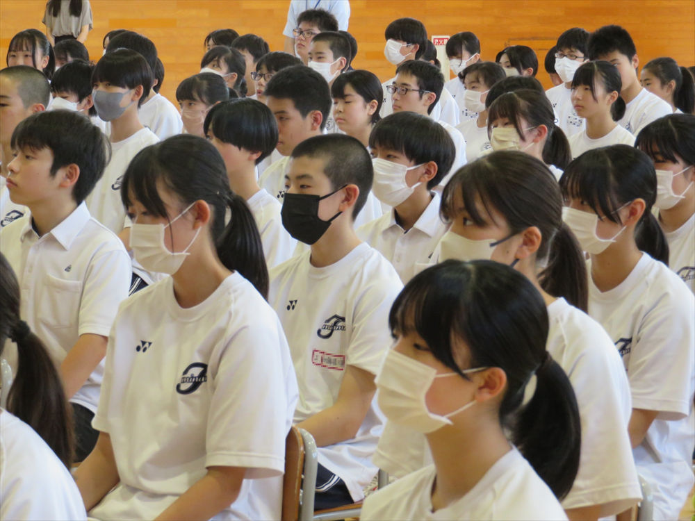 写真:真剣な表情で話を聞く生徒
