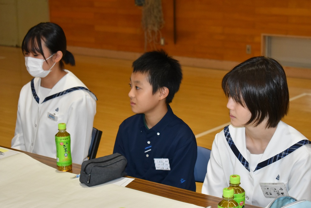 写真:真剣に話を聞く生徒