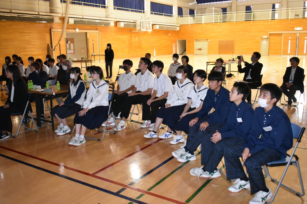 写真:発表を聞く生徒	