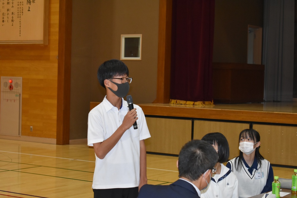 写真:感想を話す新生徒会長