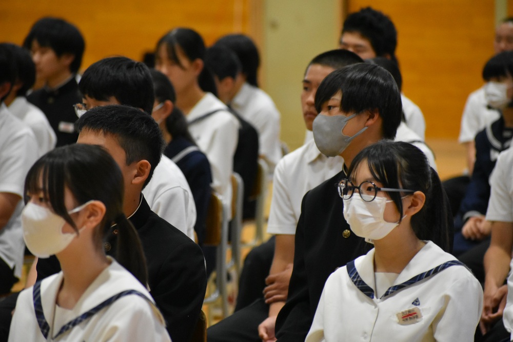 写真:演奏を聴く生徒	
