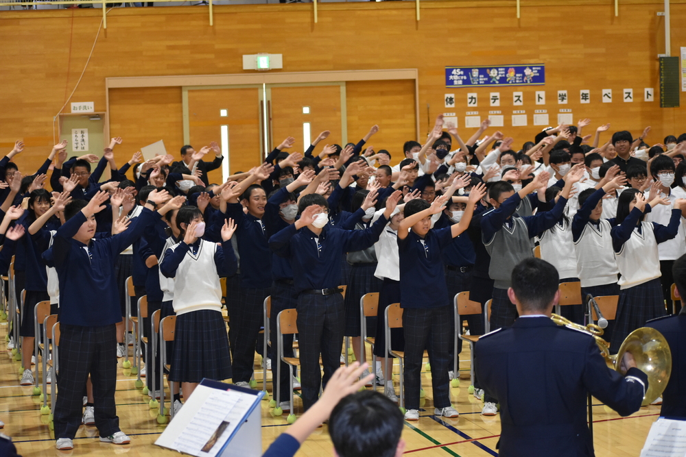 写真:全校参加のアンコール演奏