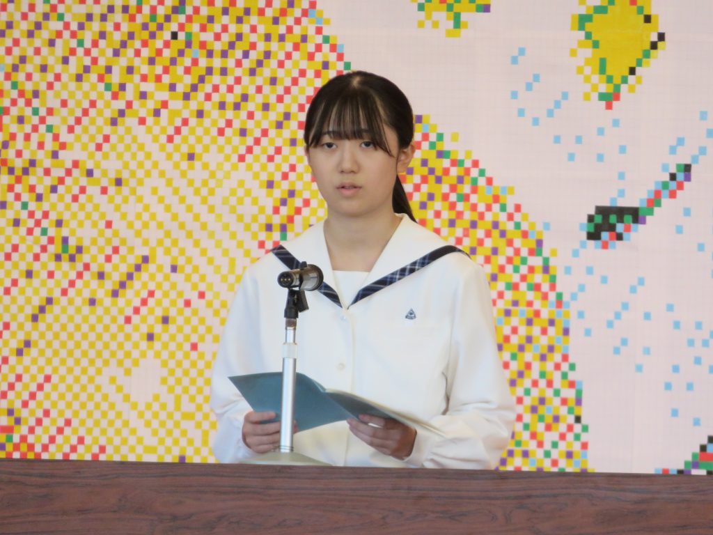 写真:2年生代表生徒の発表