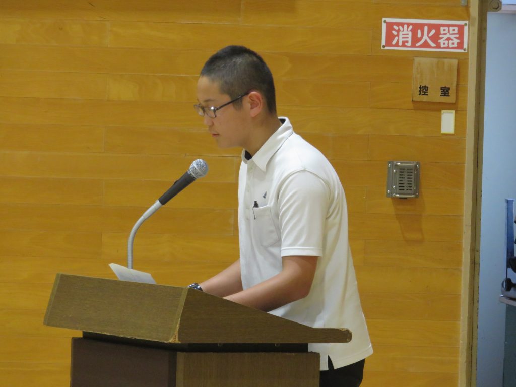 写真*説明する選挙管理委員長	