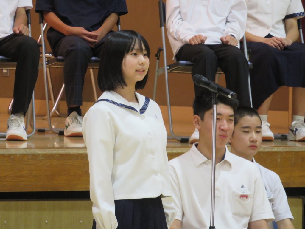 写真:応援演説をする責任者	