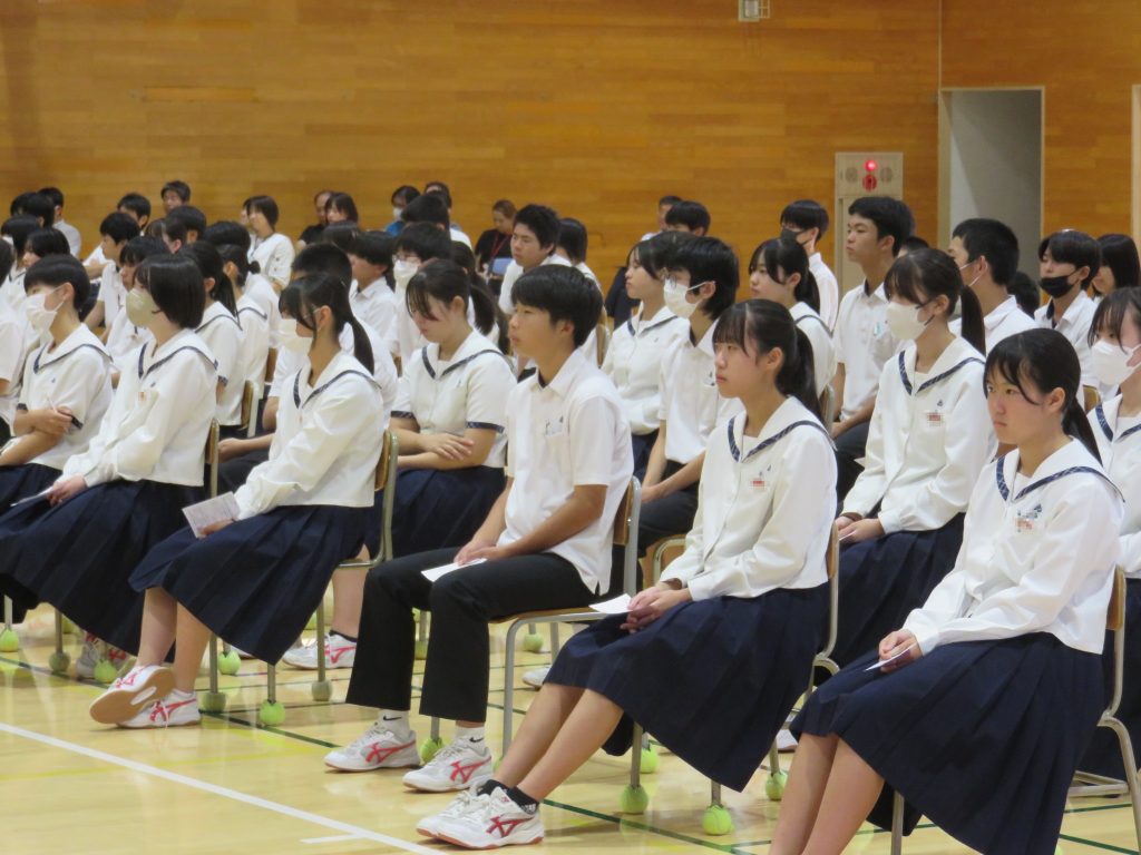 写真:真剣な表情で演説を聴く生徒	