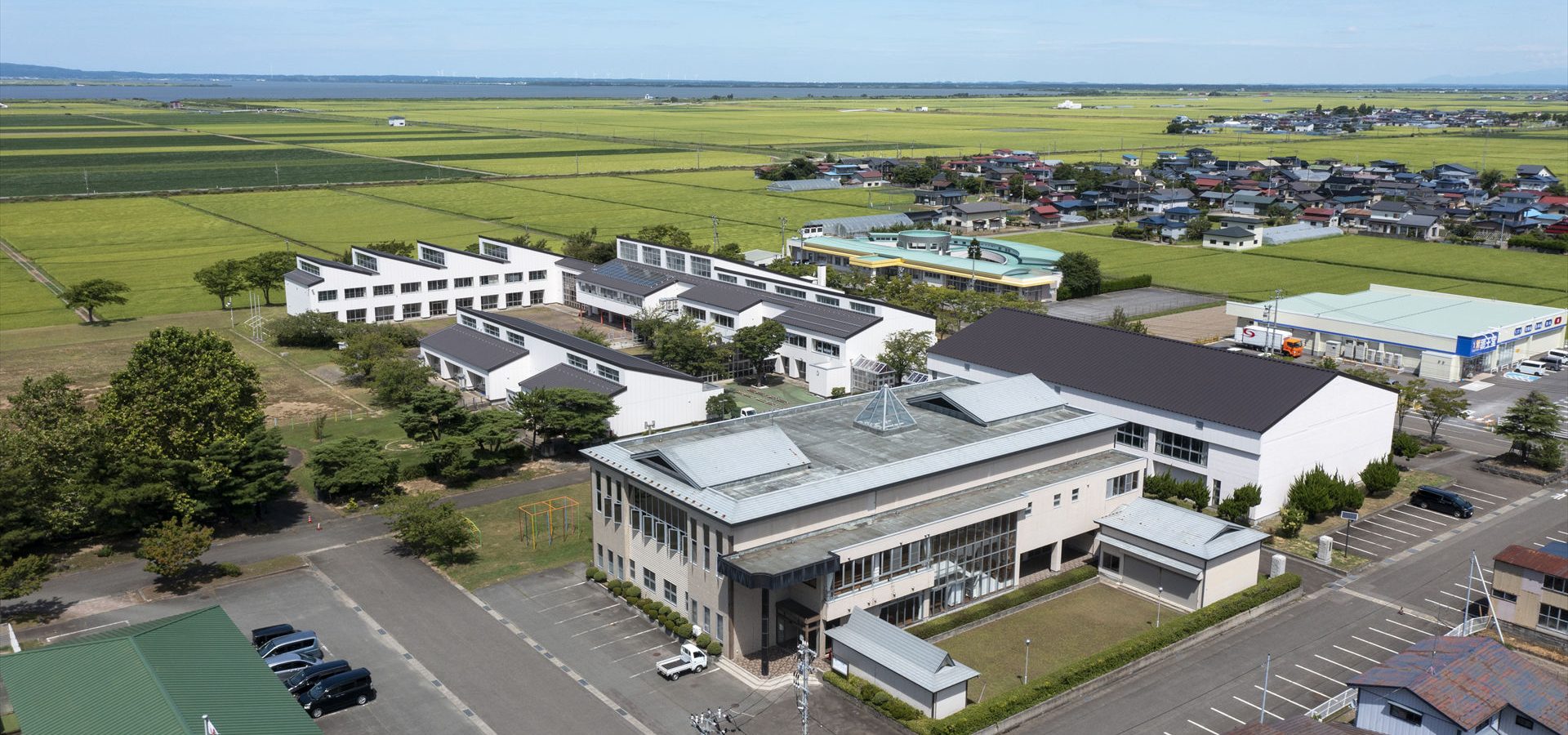 写真：高所撮影の飯田川小学校の校舎