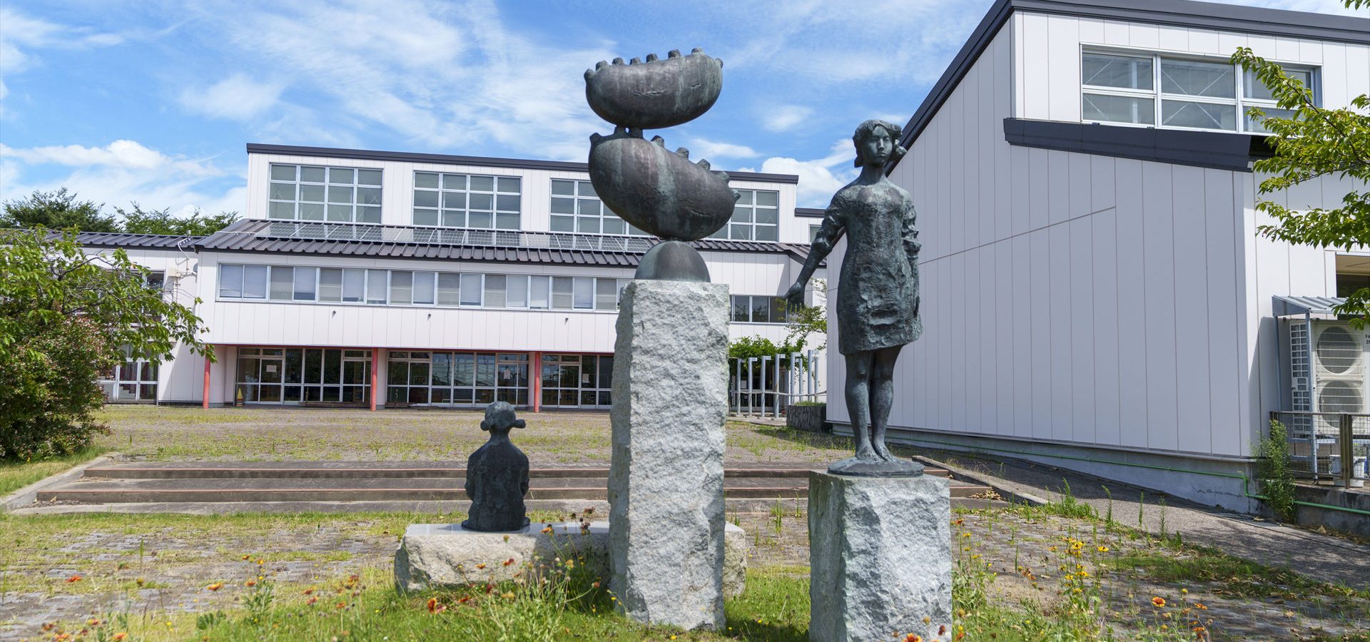 写真：校舎敷地内の石像
