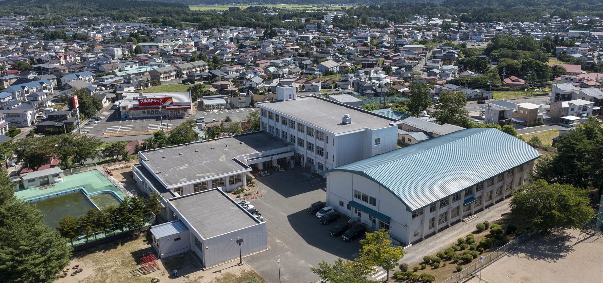 写真：高所撮影の追分小学校校舎の外観