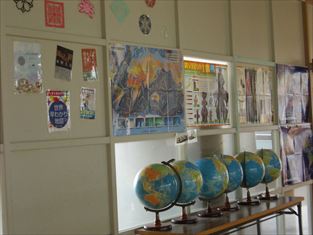 写真:地球儀の並ぶ教室