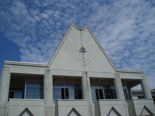 写真：天王南中学校の校舎と夏の空