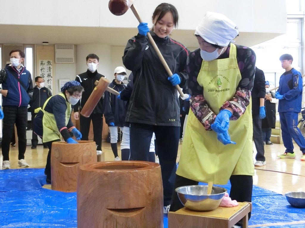 餅つきを楽しむ２年生