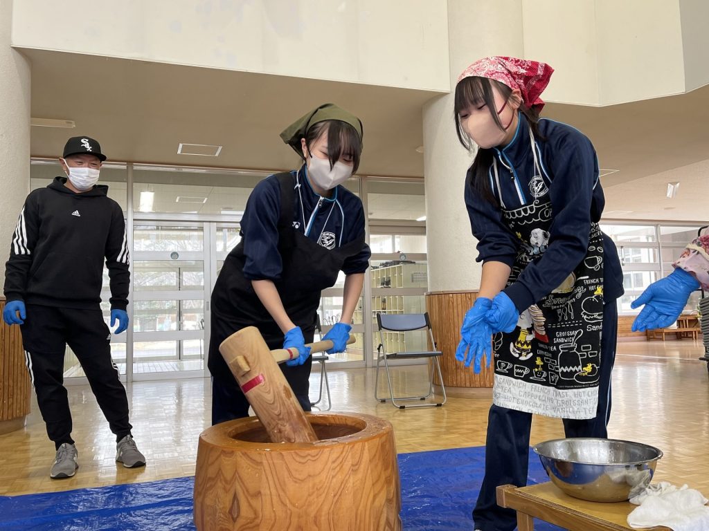 協力して餅をつく２年生