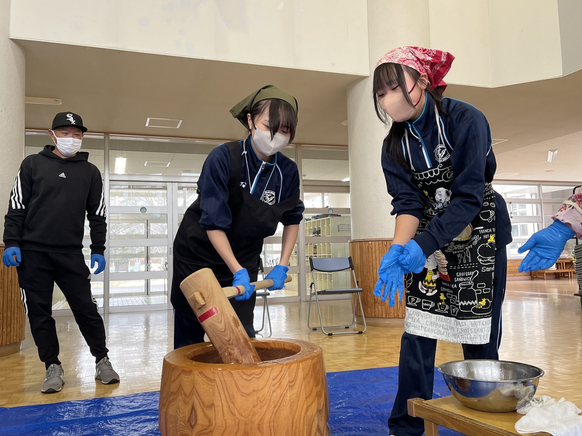 協力して餅をつく