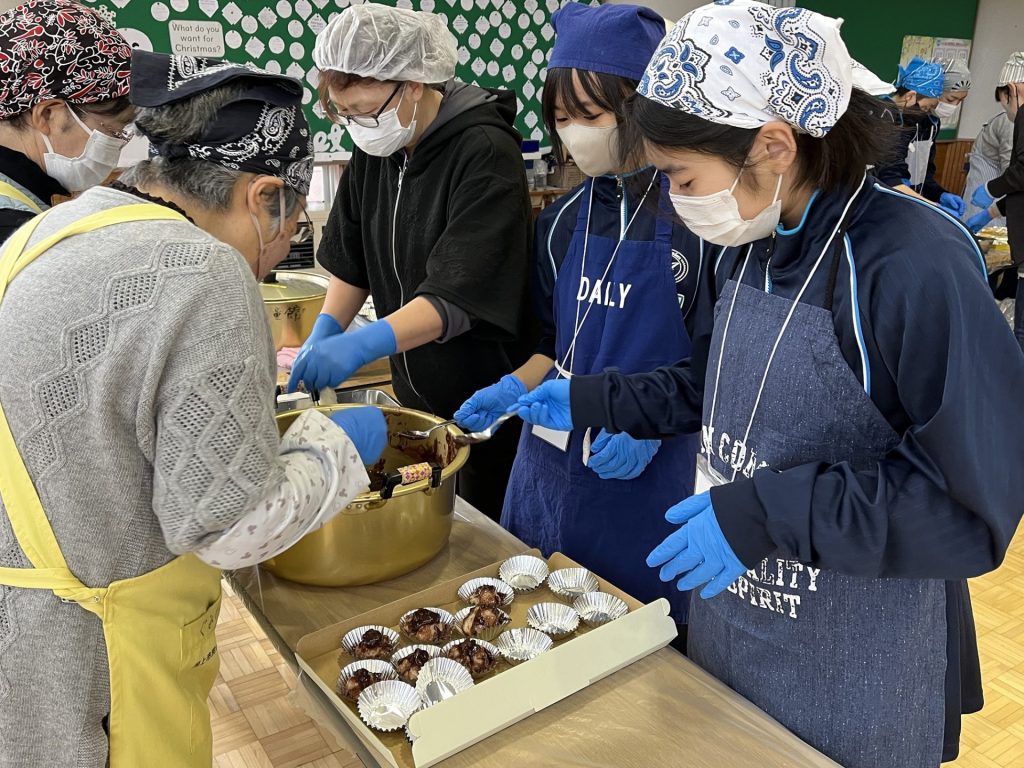 地域の方とあんこ餅づくり