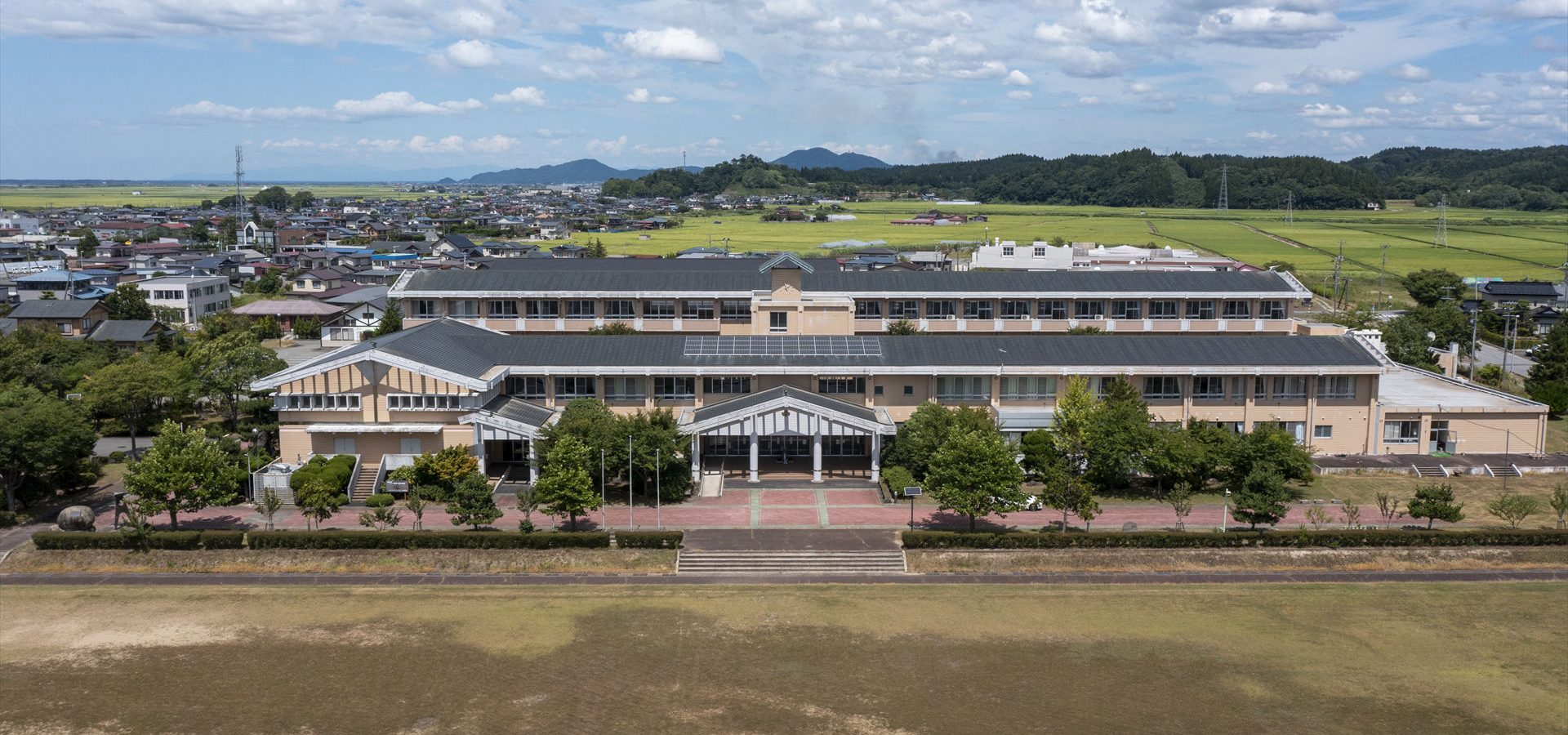 写真:上空撮影の校舎